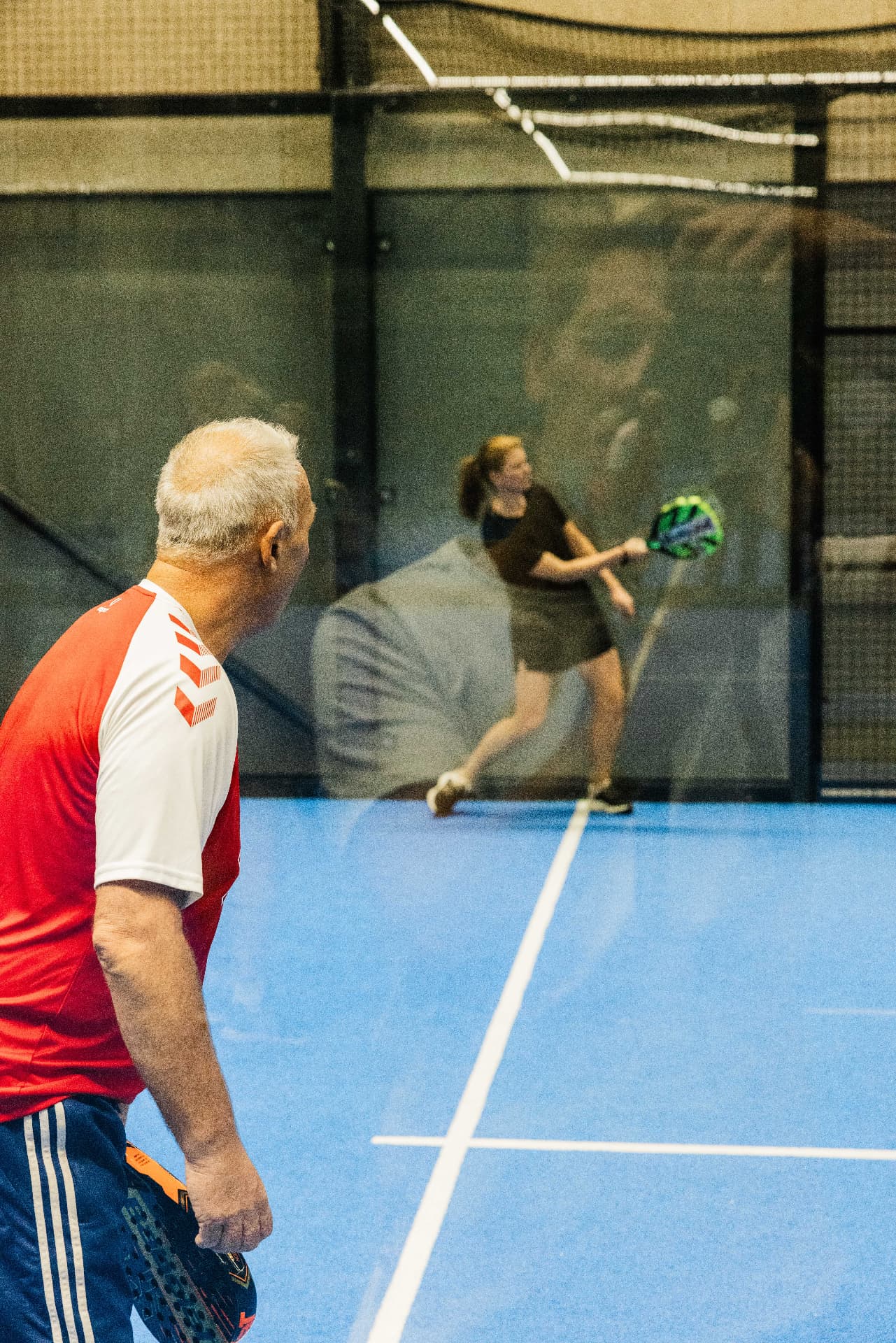 Spillere i doublekamp på den indendørs padelbane i Espergærde
